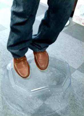 客户在我司展厅做导光管采光系统采光罩承重体验 客户在我司展厅做导光管采光系统采光罩承重体验